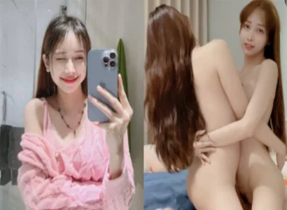 Cặp bạn thân gồm Lâm Thái Vy móc bím trên chương trình phát trực tiếp