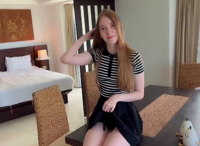 Khách du lịch nam rủ lễ tân đi chén