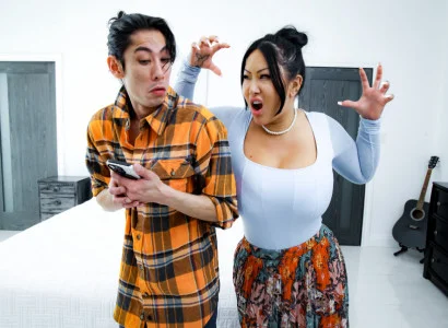 Đứa con trai mang lại cho mẹ kế xăm trổ hàng múp cực khoái