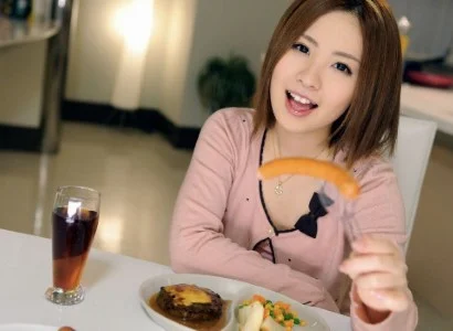 Người đàn ông ăn bữa tối xong rồi phang em